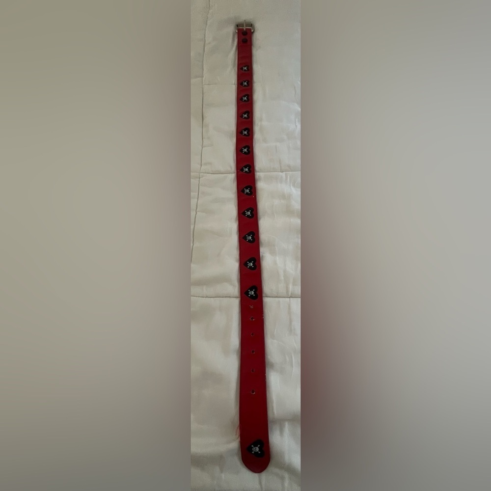 Red Leather Belt Punk Skull & Hearts Size 32 - Picture 3 of 3